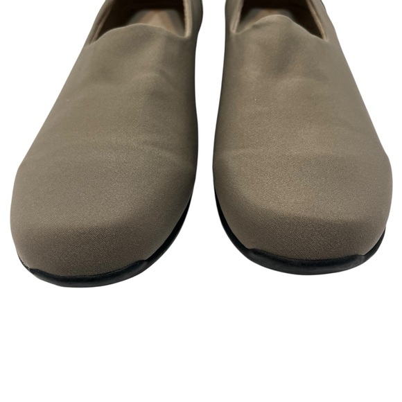 Munro American Women’s Travelor Slip-On Flats. Size: 9M. Loafers. Color:Tan/Gray - Picture 4 of 14